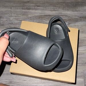 Like new infant Yeezy slide size 7k with proof of purchase from StockX